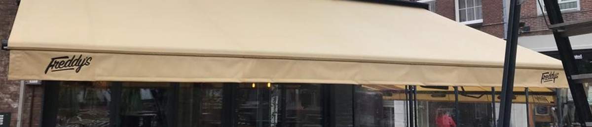 Friss voor Horeca reinigt zonnescherm zonwering schoon Friss voor Horeca reinigt zonnescherm zonwering schoon