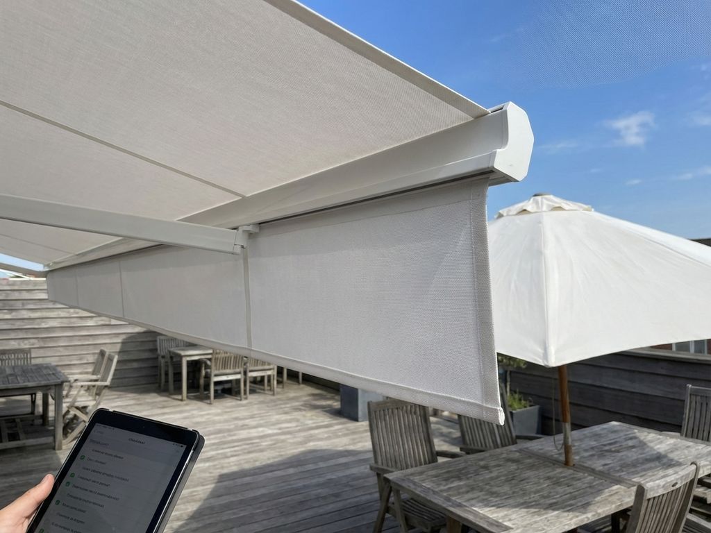 Schone witte zonwering en parasols op zonnig terras met houten vloer tegen blauwe hemel